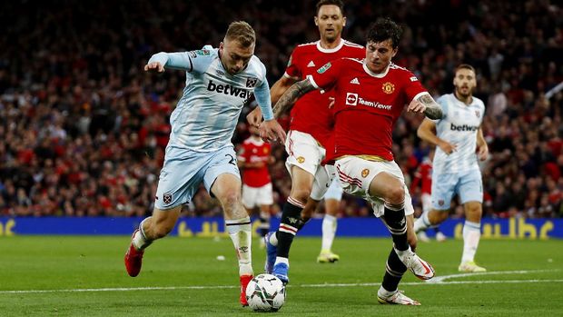 Soccer Football - Carabao Cup - Third Round - Manchester United v West Ham United - Old Trafford, Manchester, Britain - September 22, 2021 West Ham United's Jarrod Bowen in action with Manchester United's Victor Lindelof Action Images via Reuters/Jason Cairnduff EDITORIAL USE ONLY. No use with unauthorized audio, video, data, fixture lists, club/league logos or 'live' services. Online in-match use limited to 75 images, no video emulation. No use in betting, games or single club /league/player publications.  Please contact your account representative for further details.