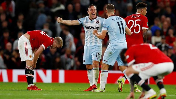 Soccer Football - Carabao Cup - Third Round - Manchester United v West Ham United - Old Trafford, Manchester, Britain - September 22, 2021 West Ham United's Mark Noble celebrates with Nikola Vlasic as Manchester United's Donny van de Beek looks dejected after the match Action Images via Reuters/Jason Cairnduff EDITORIAL USE ONLY. No use with unauthorized audio, video, data, fixture lists, club/league logos or 'live' services. Online in-match use limited to 75 images, no video emulation. No use in betting, games or single club /league/player publications.  Please contact your account representative for further details.     TPX IMAGES OF THE DAY
