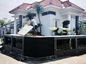 Cerita Pemilik Rumah Berpagar Kolam Ikan, Jadi Guru hingga Penghobi Koi Cerita Pemilik Rumah Berpagar Kolam Ikan, Jadi Guru hingga Penghobi Koi