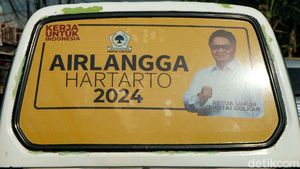 Ada Wajah Airlangga Hartarto 2024 Mejeng di  Angkot
