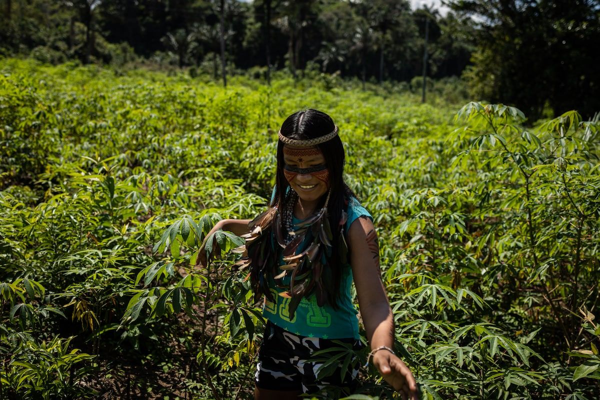 Wanita Suku Asli Brazil Ini Sukses Kaprikornus Seleb TikTok Karena Hobi Makan Ulat