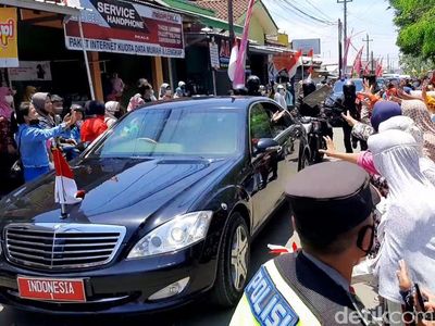 Di Cilacap Warga Berebut Kaus yang Dibagikan Jokowi