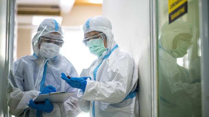 Asian doctor holding checking coronavirus or covid Terbaru!!!  Honorer Nakes Kaprikornus Prioritas Rekrutmen PPPK 2022  