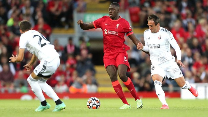 LIVERPOOL, ENGLAND - AUGUST 09: Ibrahima Konate of Liverpool battles for possession with Kike Garcia of Osasuna during the Pre-Season Friendly match between Liverpool and Osasuna at Anfield on August 09, 2021 in Liverpool, England. (Photo by Lewis Storey/Getty Images)