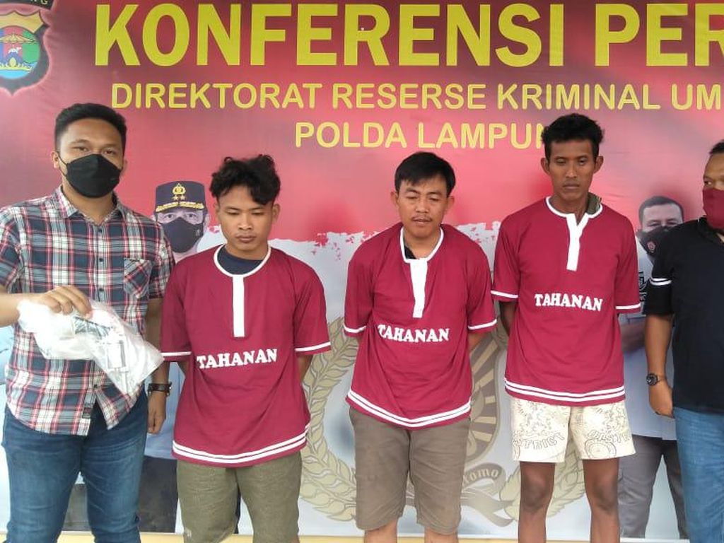 Polisi Tangkap 3 Penjual Senpi Rakitan ke Sindikat Curanmor Lampung Polisi Tangkap 3 Penjual Senpi Rakitan ke Sindikat Curanmor Lampung