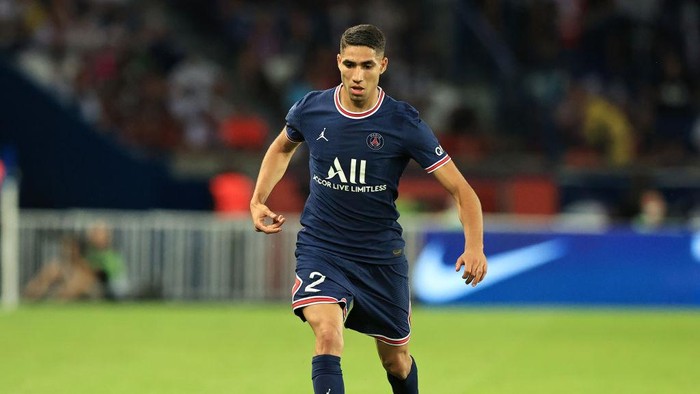 Achraf Hakimi PARIS, FRANCE - AUGUST 14: Achraf Hakimi of Paris Saint-Germain runs with the ball during the Ligue 1 Uber Eats match between Paris Saint Germain and Strasbourg at Parc des Princes on August 14, 2021 in Paris, France. (Photo by David Rogers/Getty Images)