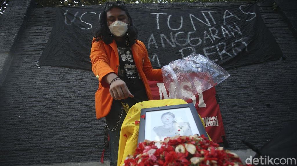 Aksi Tabur Bunga di 22 Tahun Tragedi Semanggi II Aksi Tabur Bunga di 22 Tahun Tragedi Semanggi II