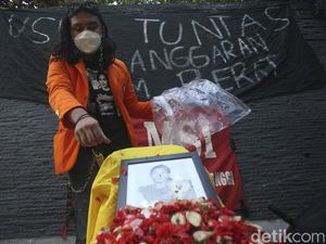 Aksi Tabur Bunga di 22 Tahun Tragedi Semanggi II Aksi Tabur Bunga di 22 Tahun Tragedi Semanggi II