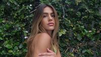 Model Cantik Jadi Kontroversi, Bergaya Pakai Naked Dress Hingga Pacari Om-om