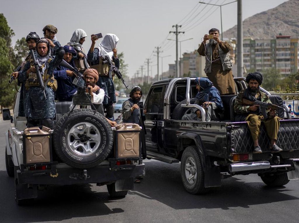 Taliban Bunuh 3 Militan ISIS, Asisten Sutradara Alec Baldwin Diselidiki