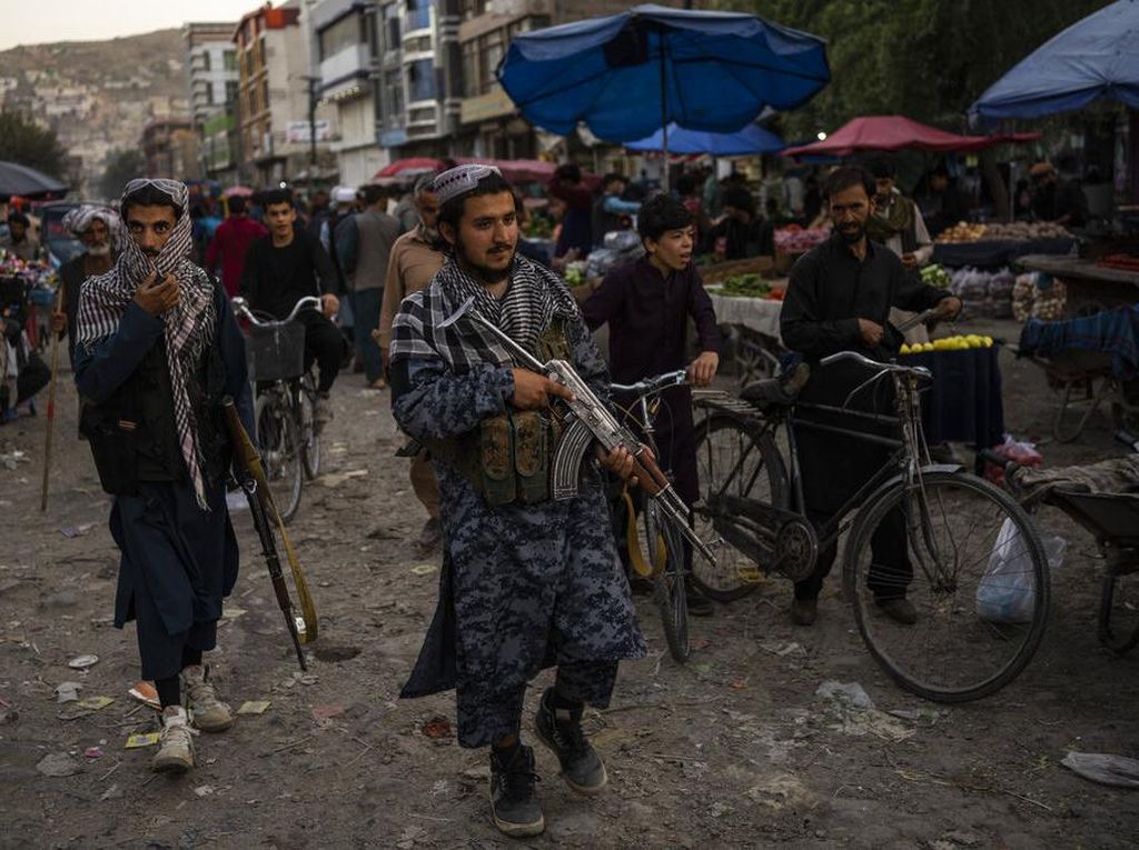 Taliban Gempur Habis ISIS Usai Serangan di Masjid Kabul