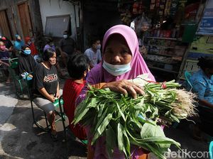 Antusias Emak-emak di Solo Antre Sayuran Gratis