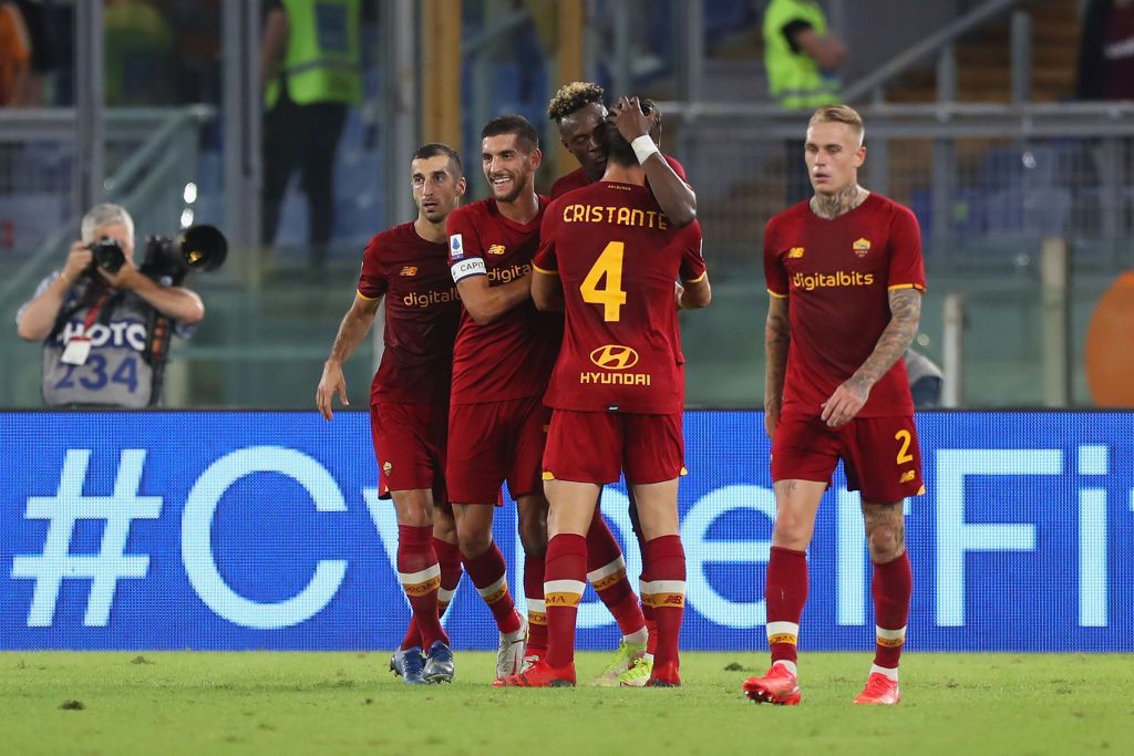 ROME, ITALY - SEPTEMBER 23:  Tammy Abraham with his teammates of AS Roma celebrates after scoring the opening goal during the Serie A match between AS Roma and Udinese Calcio at Stadio Olimpico on September 23, 2021 in Rome, Italy.  (Photo by Paolo Bruno/Getty Images)