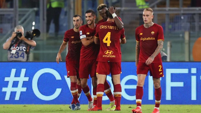 ROME, ITALY - SEPTEMBER 23:  Tammy Abraham with his teammates of AS Roma celebrates after scoring the opening goal during the Serie A match between AS Roma and Udinese Calcio at Stadio Olimpico on September 23, 2021 in Rome, Italy.  (Photo by Paolo Bruno/Getty Images)