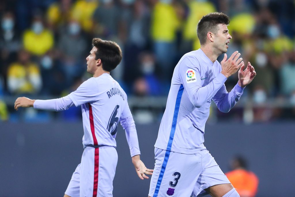 CADIZ, SPAIN - SEPTEMBER 23: Gerard Pique of FC Barcelona reacts during the La Liga Santander match between Cadiz CF and FC Barcelona at Estadio Nuevo Mirandilla on September 23, 2021 in Cadiz, Spain. (Photo by Fran Santiago/Getty Images)