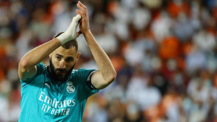 Real Madrids French forward Karim Benzema applauds during the Spanish League football match between Valencia CF and Real Madrid CF at the Mestalla stadium in Valencia on September 19, 2021. (Photo by JOSE JORDAN / AFP)