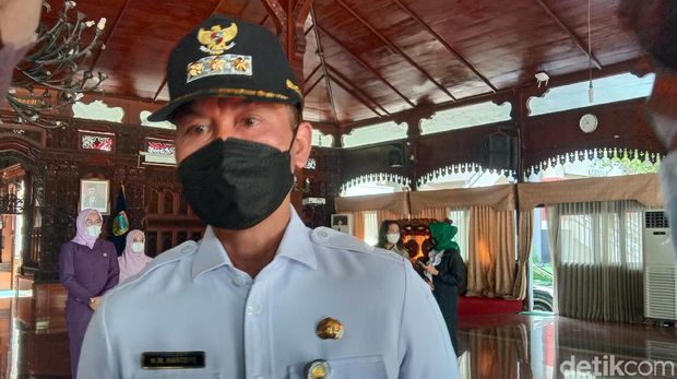 Bupati Kudus meminta kepada wisatawan yang datang harus sudah divaksin dengan menunjukan aplikasi PeduliLindungi. Wisatawan yang belum boleh divaksin belum boleh masuk.