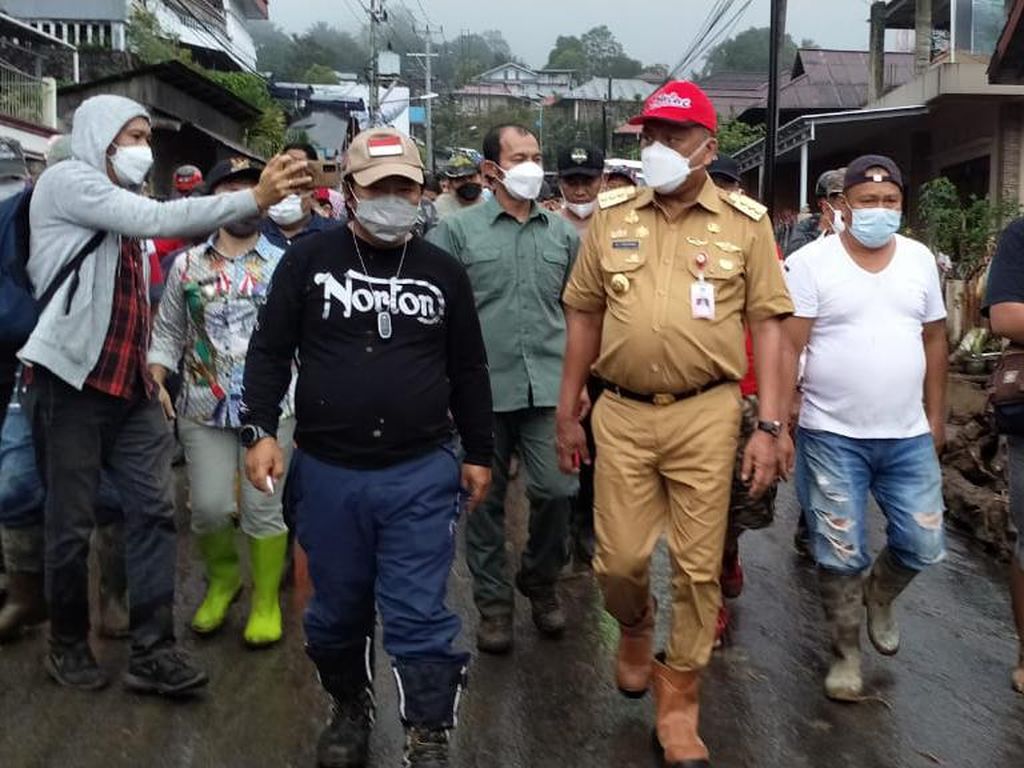 Banjir Bandang Terjang Mitra, Bupati Larang Galang Dana Sumbangan di Jalan Banjir Bandang Terjang Mitra, Bupati Larang Galang Dana Sumbangan di Jalan