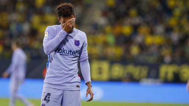 Barcelona's Philippe Coutinho reacts during a Spanish La Liga soccer match between Cadiz and Barcelona at the Nuevo Mirandilla stadium in Cadiz, Spain, Thursday, Sept. 23, 2021. (AP Photo/Miguel Morenatti)