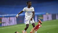 Pertama, lini tengah Real Madrid masih inkonsisten. Pemain seniornya yakni Casemiro lagi cedera dan Luka Modric baru sembuh. Camavinga dan Asensio cukup oke, tapi penampilannya belum konsisten (Getty Images/Denis Doyle)