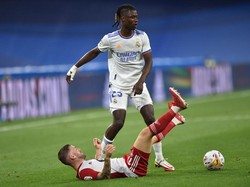 Pertama, lini tengah Real Madrid masih inkonsisten. Pemain seniornya yakni Casemiro lagi cedera dan Luka Modric baru sembuh. Camavinga dan Asensio cukup oke, tapi penampilannya belum konsisten (Getty Images/Denis Doyle)