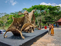 Penampakan Replika Bunga Kecubung Raksasa di Kulon Progo