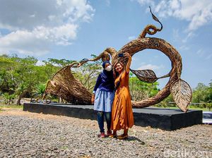 Replika Bunga Kecubung Raksasa Hiasi Bukit Cubung Kulon Progo, Cantiknya!