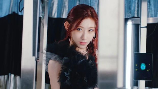 Chaeryeong ITZY dalam MV LOCO