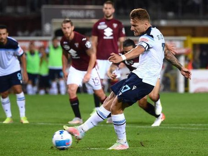 Lazios forward Ciro Immobile from Italy scores a penalty during the Italian Serie A football match Torino vs Lazio on September 23, 2021 at Grande Torino stadium in Turin. (Photo by MARCO BERTORELLO / AFP)