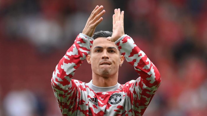 MANCHESTER, ENGLAND - SEPTEMBER 11: Cristiano Ronaldo of Manchester United applauds the fans as he warms up prior to the Premier League match between Manchester United and Newcastle United at Old Trafford on September 11, 2021 in Manchester, England. (Photo by Laurence Griffiths/Getty Images)