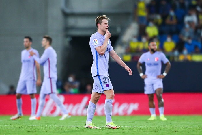 CADIZ, SPAIN - SEPTEMBER 23: Frenkie de Jong of FC Barcelona walks off the pitch after being shown a red car by the referee Carlos del Cerro Grande during the La Liga Santander match between Cadiz CF and FC Barcelona at Estadio Nuevo Mirandilla on September 23, 2021 in Cadiz, Spain. (Photo by Fran Santiago/Getty Images)