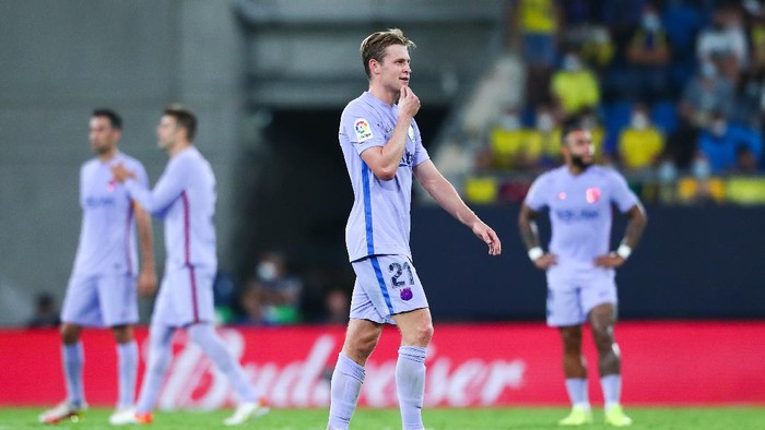 CADIZ, SPAIN - SEPTEMBER 23: Frenkie de Jong of FC Barcelona walks off the pitch after being shown a red car by the referee Carlos del Cerro Grande during the La Liga Santander match between Cadiz CF and FC Barcelona at Estadio Nuevo Mirandilla on September 23, 2021 in Cadiz, Spain. (Photo by Fran Santiago/Getty Images)