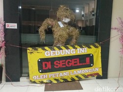 Peringati Hari Tani, Orang-Orangan Sawah Segel Gedung DPRD Lamongan
