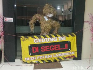Peringati Hari Tani, Orang-Orangan Sawah Segel Gedung DPRD Lamongan Peringati Hari Tani, Orang-Orangan Sawah Segel Gedung DPRD Lamongan