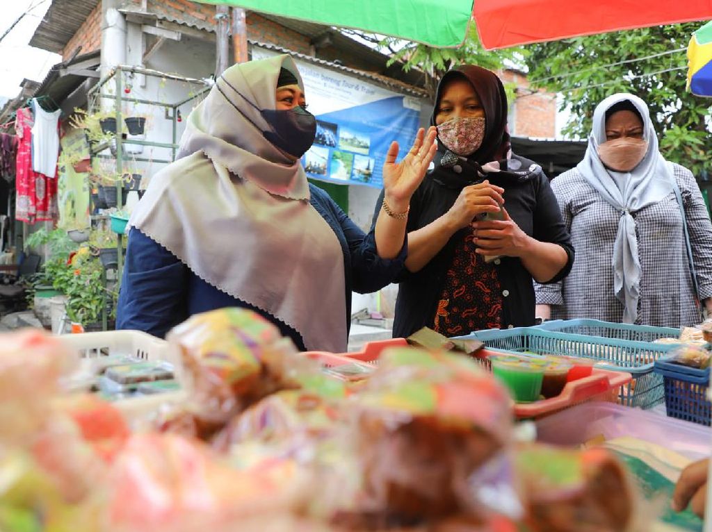 Wakil Ketua DPRD Surabaya Puji Warga Rungkut Jadi Kampung Kue Wakil Ketua DPRD Surabaya Puji Warga Rungkut Jadi Kampung Kue