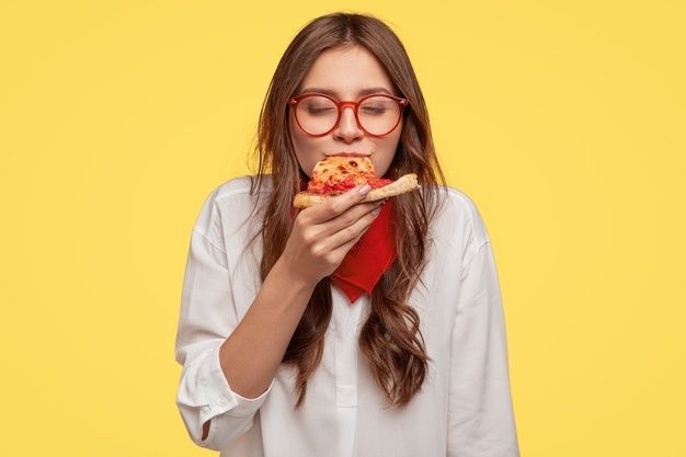 Foto: Mengulik Kepribadian dari Cara Makan Pizza, Seperti Ini Dirimu! / Freepik/ Way Home Studio