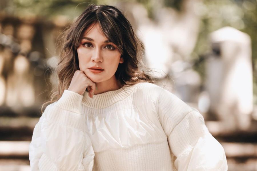 Gaya Modis Luna Maya dengan Padu Padan Swimsuit, Mana yang Paling Keren?/Instagram.com/Lunamaya