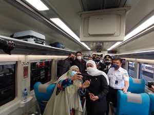 Saat Khofifah Nostalgia Naik KA Jakarta-Surabaya Hanya Rp 8 Ribu