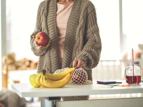 Ilustrasi wanita makan buah apel dan pisang