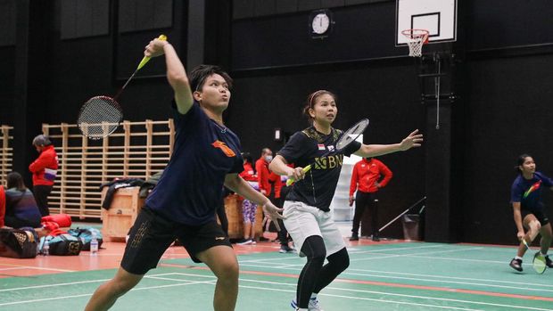 Greysia Polii dan Siti Fadia tengah berlatih jelang Piala Sudirman 2021. (Arsip PBSI)