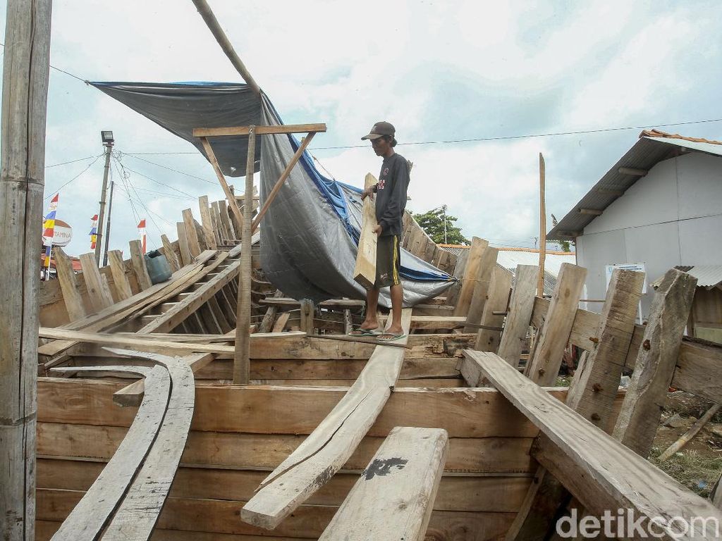 Intip Pembuatan Kapal Tradisional Cilacap Seharga Rp 50 Juta Intip Pembuatan Kapal Tradisional Cilacap Seharga Rp 50 Juta