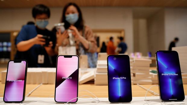 Apple iPhone 13 are pictured at an Apple Store on the day the new Apple iPhone 13 series goes on sale, in Beijing, China, September 24, 2021. REUTERS/Carlos Garcia Rawlins