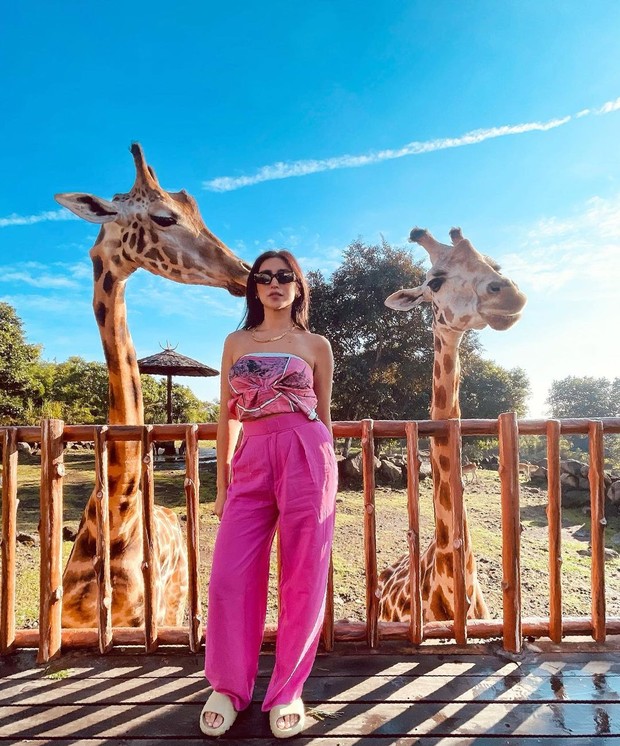 Jessica Iskandar dengan Busana Serba Pink