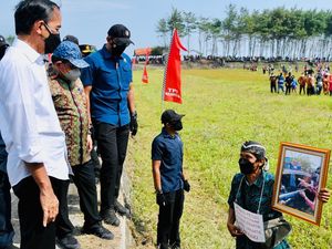 Momen Tak Biasa Warga Lari Demi Tunjukkan Foto ke Jokowi