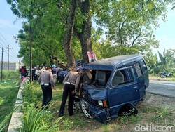 Roda Lepas Bikin 2 Mobil Adu Moncong di Ngawi, 6 Orang Terluka