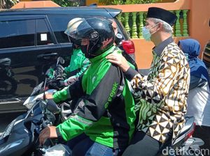 Kompak! Momen Ganjar-Airlangga Naik Ojol di Klaten