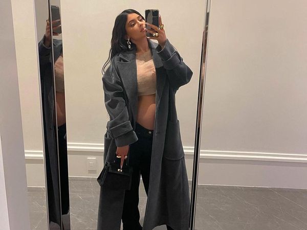 Fab! Gaya Kylie Jenner Pamer Perut Hamil