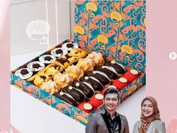 Lamar Ria Ricis, Teuku Ryan Bawa Hantaran Pempek hingga Kebab