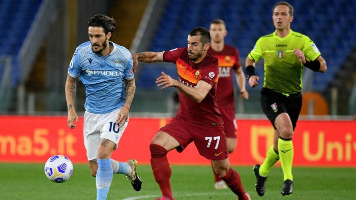ROME, ITALY - MAY 15: Luis Alberto of SS Lazio compete for the ball with Henrikh Mkhitaryan of AS Roma during the Serie A match between AS Roma  and SS Lazio at Stadio Olimpico on May 15, 2021 in Rome, Italy. (Photo by Marco Rosi - SS Lazio/Getty Images)
