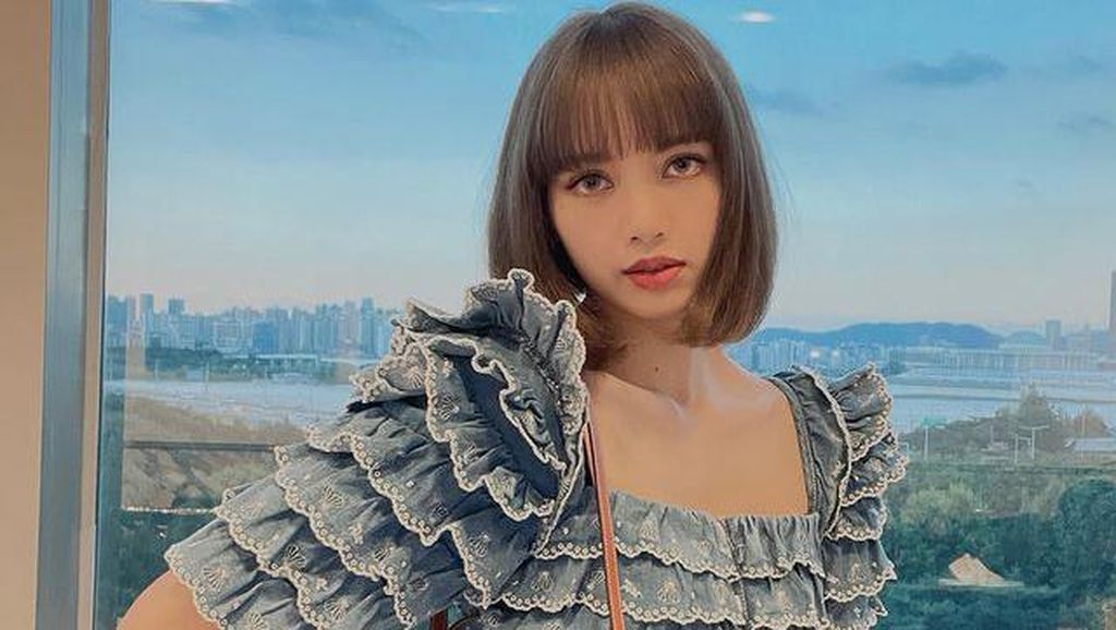 Gaya Kasual Lisa BLACKPINK yang Bisa Jadi Inspirasi Sehari-hari Gaya Kasual Lisa BLACKPINK yang Bisa Jadi Inspirasi Sehari-hari